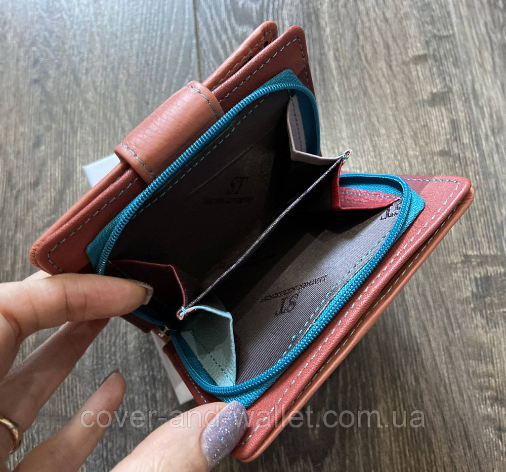 Жіночий компактний гаманець з натуральної шкіри рожевого кольору з хлястиком на магніті ST Leather Київ - фото 9