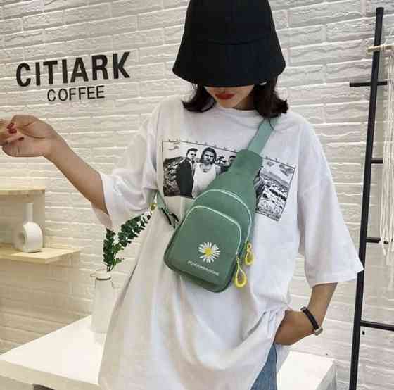 Маленькая женская сумочка через плече нагрудная сумочка для девочек зеленая размер сумки 24*16*5см, 2 кармана Киев