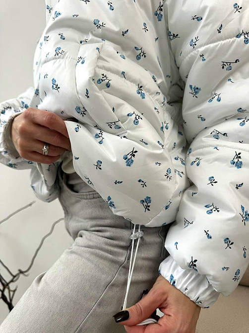 Жіноча куртка з капюшоном у квітковий принт плащівка на синтепоні Білий Одеса - фото 9