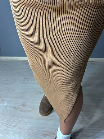 Платье женское My fashion 2024107 в рубчик с разрезом длинное one size карамель, карамель, one size Одесса - изображение 7