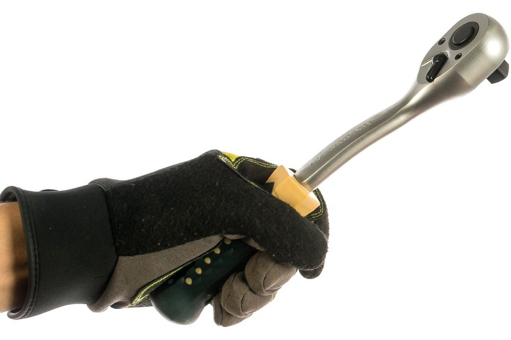 Трещотка реверсивная усиленная изогнутая с резиновой ручкой 1/2