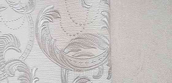 Шпалери вінілові на флізеліні AdaWall Signature1.06х10 вензелю завитки структурні сріблясті на білому Київ