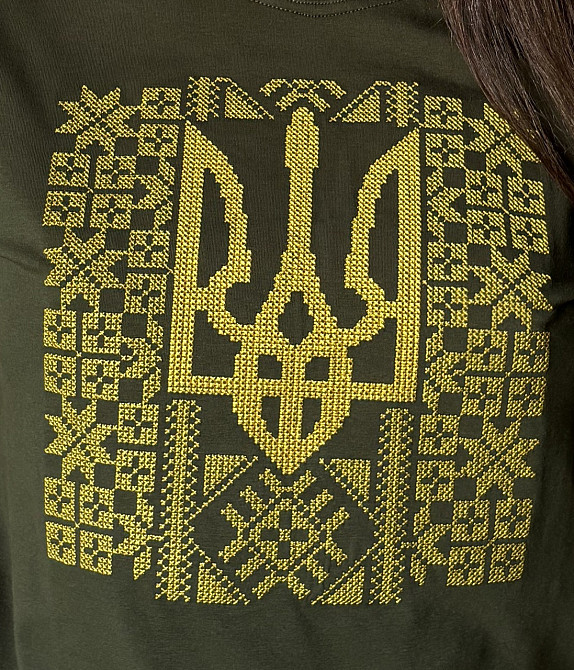 Патріотична жіноча футболка вишиванка кольору хакі з жовтим Гербом Київ - фото 3