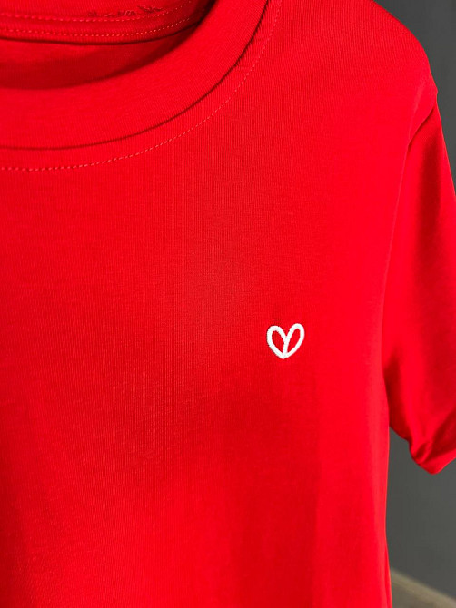 Футболка жіноча A-N 911-12 базова маленька вишивка серце середньої довжини one size червона, червоний, one size Київ - фото 18