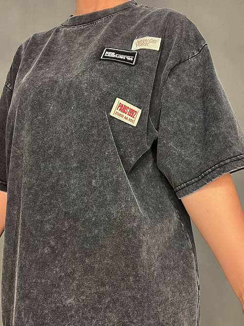 Футболка жіноча A-N 25012 подовжена оверсайз з нашивками патчами попереду one size, чорний, one size Київ - фото 18