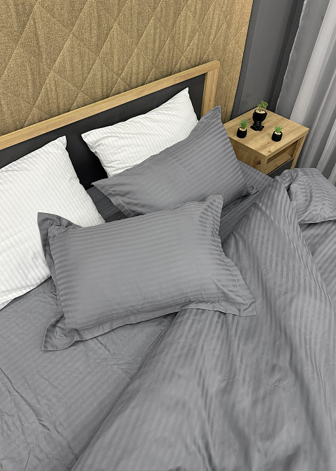 Комплект постільної білизни Страйп-сатин Сімейний з простирадлом на резинці 180х200х25, 2 підковдри 150х200, 2 наволочки 70х70 Сірий (88-224) Київ - фото 8