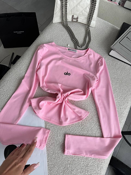 Стильный женский базовый лонгслив с надписью и вырезом под пальчик микродайвинг Барби Одесса - изображение 5