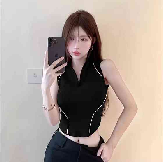 Жіночий стильний топ в спортивному стилі підкреслений білими лініями мікродайвінг Одеса