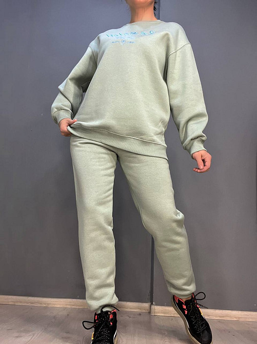 Костюм жіночий Pepper&mint 24-13-03 HUD подовжений світшот вишивка брюки джоггери на резинці утеплений фліс оливковий, оливковий, ML Київ - фото 1