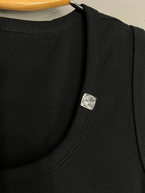 Майка женская A-N 25015 базовая трикотажная на широких бретелях с металлическим значком, черный, one size Киев - изображение 5