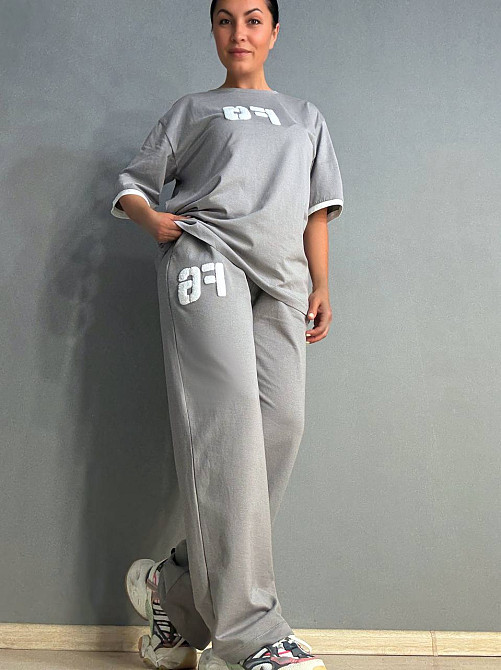 Костюм женский CAPPITONE 101190 оверсайз футболка с нашивкой FG и брюки палаццо на резинке серый, серый, M Киев - изображение 17