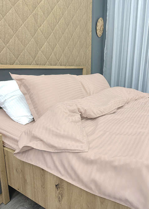 Комплект постільної білизни Страйп-сатин Сімейний з простирадлом на резинці 180х200х25, 2 підковдри 150х200, 2 наволочки 70х70 Пудровий (88-226) Київ - фото 5
