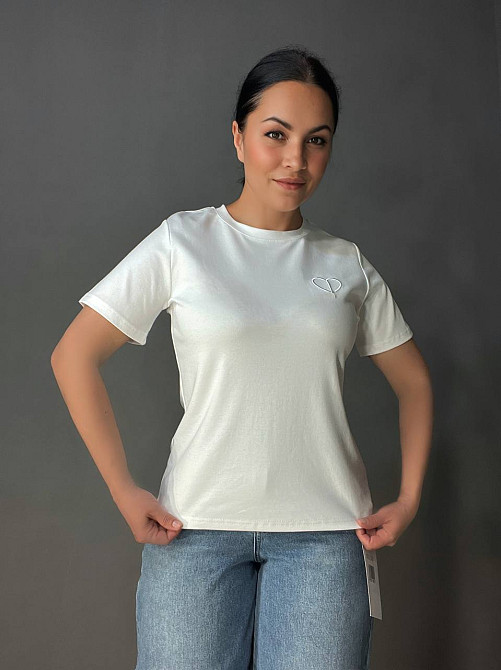 Футболка женская A-N 27040 базовая по фигуре с вышивкой сердце, белый, one size Киев - изображение 19