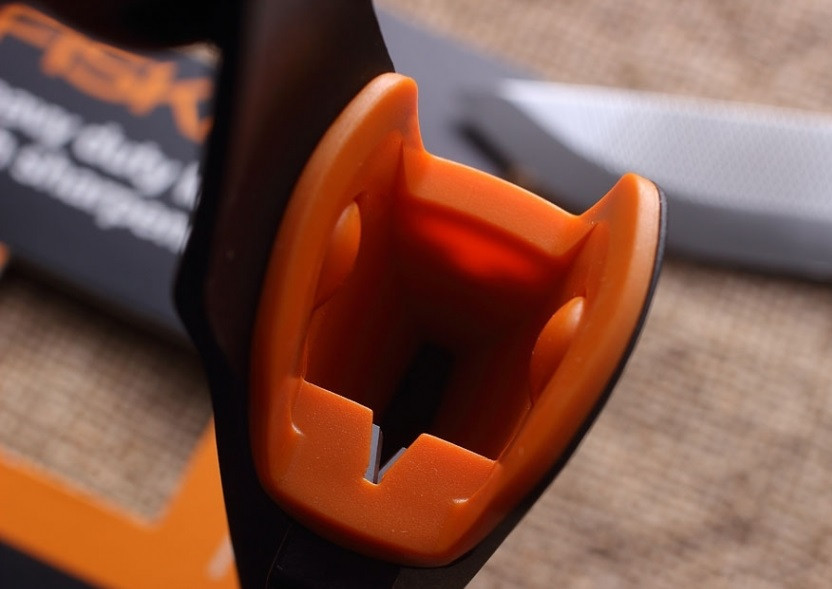 Универсальный Нож усиленный для тяжелых работ с чехлом-точилкой Fiskars (1023619) Нержавеющая сталь Нововолынск - изображение 9