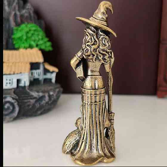 Декоративная латунная статуэтка Ведьма с метлой и котом Киев