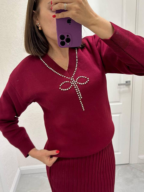 Женский теплый элегантный костюм: свитер и плиссированная юбка машинная вязка Бордо Одесса - изображение 2
