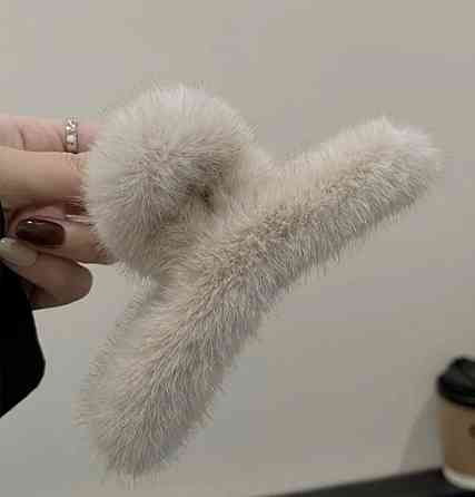 Шпилька крабік зі штучного хутра Молочний Смела