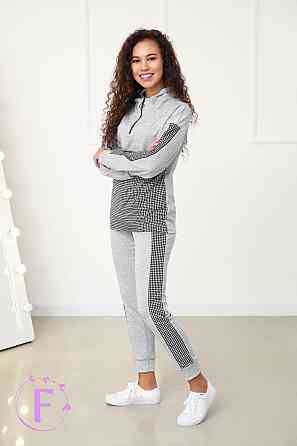 Повседневный женский костюм из трикотажа 