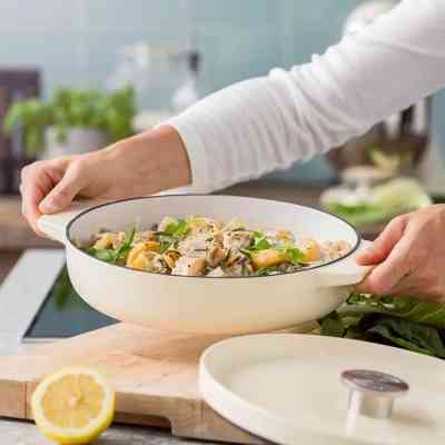 Сотейник KitchenAid Cast Iron чавунний з кришкою, 26 см, 2,77 л, мигдалевий крем (CC009010-001) Винница