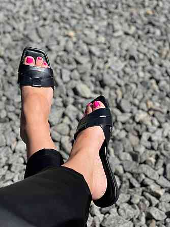 Lonza Стильні шльопанці жіночі літні чорного кольору на плоскій підошві зі штучної шкіри LONZA Коломыя