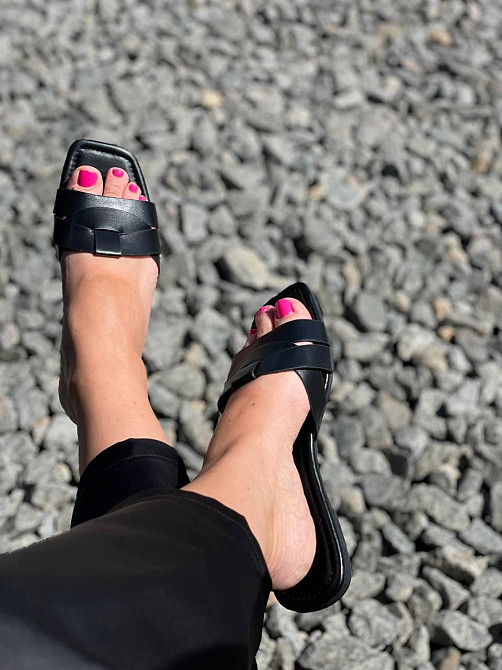 Lonza Стильні шльопанці жіночі літні чорного кольору на плоскій підошві зі штучної шкіри LONZA Коломыя - изображение 3