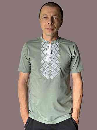 Мужская футболка вышиванка оливковая с большой белой вышивкой Киев