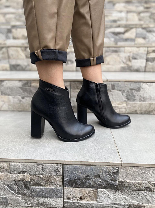 Жіночі черевики 95 чорні натуральна шкіра з хутром висота каблука 9 см розміри 38р.40р. (1252) Коломия - фото 1