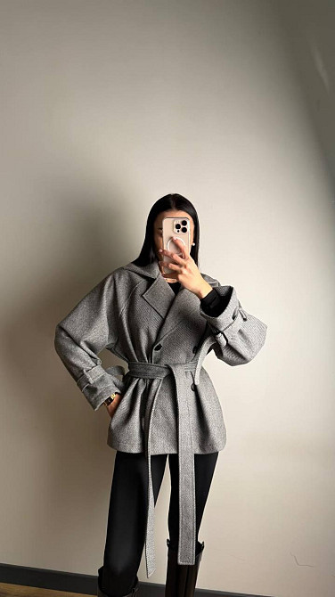 Женское трендовое пальто с двубортной застежкой на пуговицы и поясом Серый Одесса - изображение 6