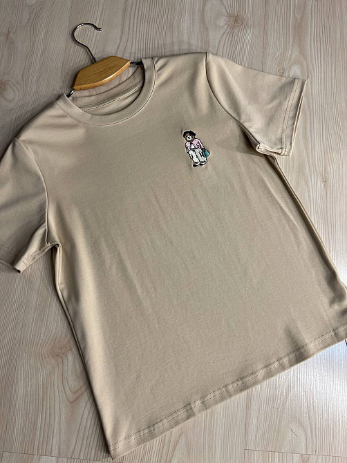 Футболка жіноча A-N 26001 базова однотонна з невеликою вишивкою ведмедик попереду середня довжина one size, бежевий, one size Київ - фото 9