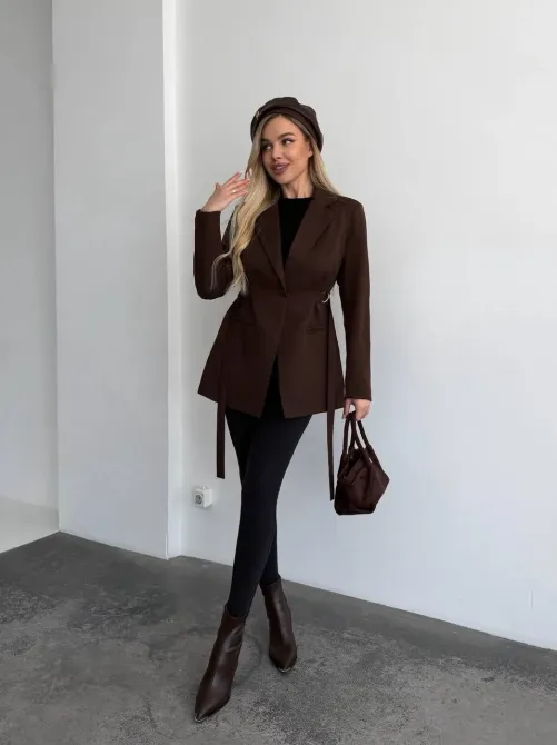 Женская куртка с ремнём и плечами — это базовый пиджак для стильного образа Одесса - изображение 8