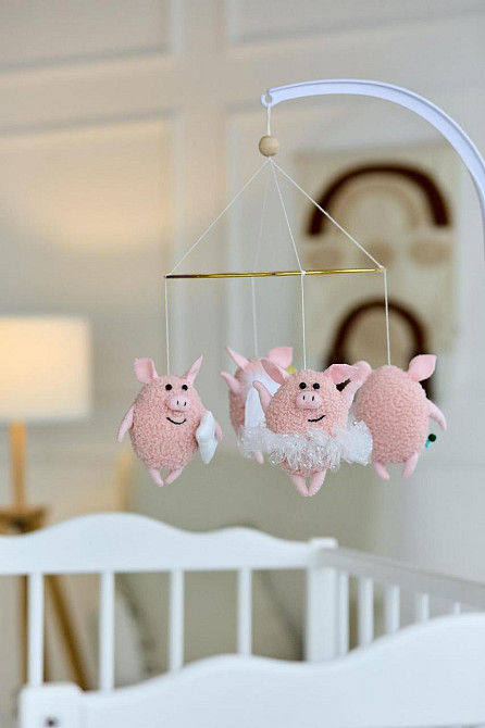 Дитячий музичний мобіль на ліжечко для немовлят WoollyFox "Веселі свинки" на 35 мелодій Київ - фото 1