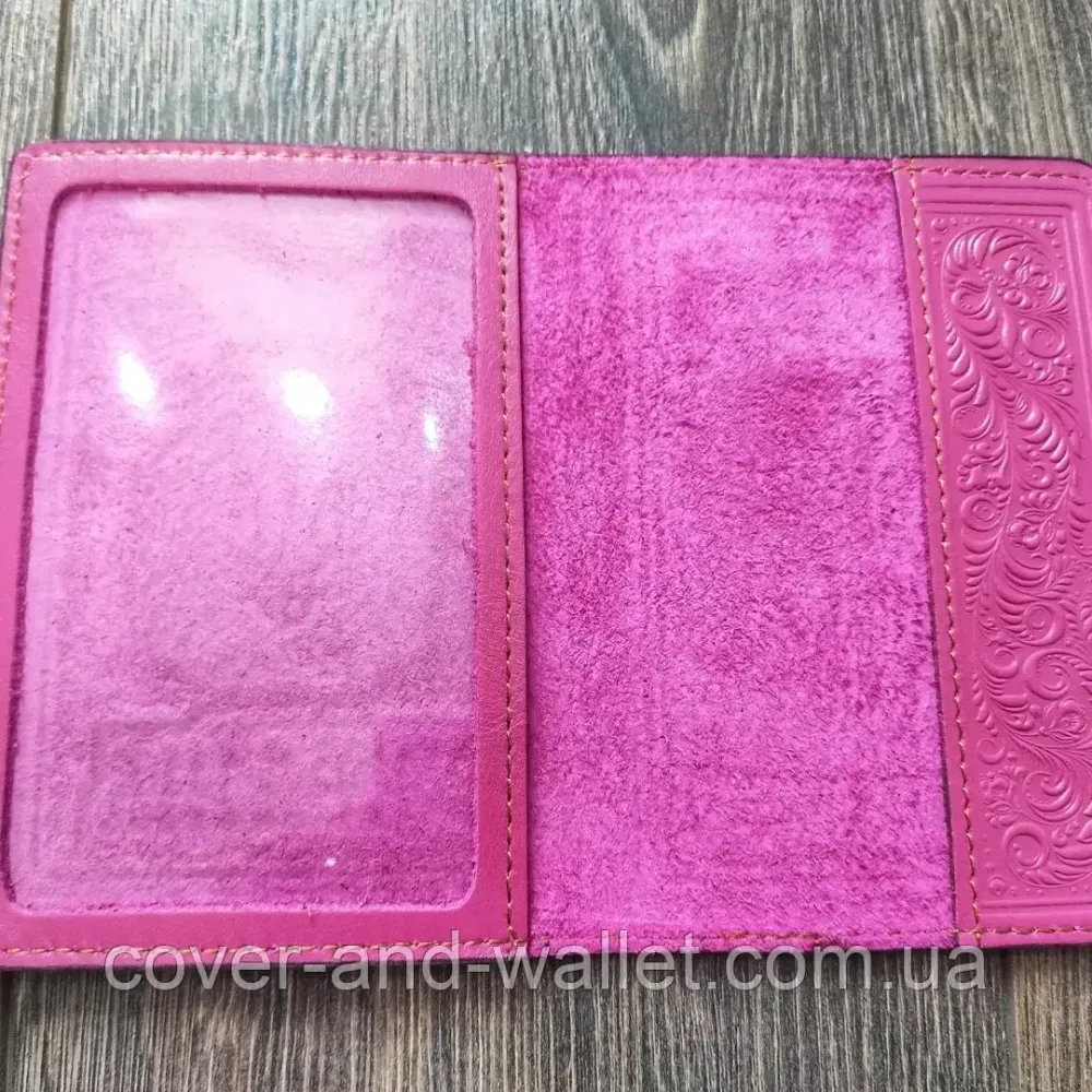 Шкіряна обкладинка на паспорт із гербом України рожевого кольору Київ - фото 3