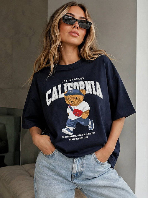 Футболка женская 25125 A-N оверсайз с принтом медвежонок надпись CALIFORNIA one size, темно-синий, one size Киев - изображение 19
