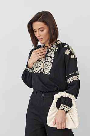 Жіноча стильна чорна вишиванка з розрізом на зав'язках із китицями 44 Одеса