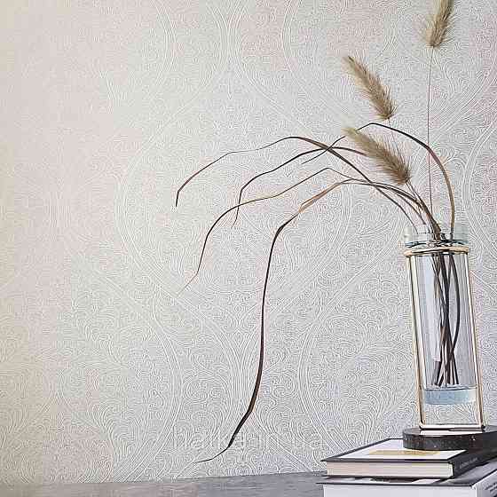 Шпалери метрові вінілові на флізелін Villa Marburg Lombardi вензель великий структурний білі на золотистому Київ