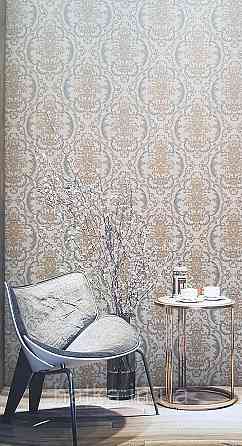 Обои виниловые на флизелине AdaWall Seyyah 1.06х10 завитки вензеля крупные структурные синие золото на сером Киев