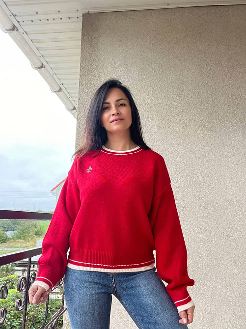 Светр жіночий A-N 6101 широкий оверсайз прикраса вензель попереду з камінням, червоний, one size Київ - фото 5