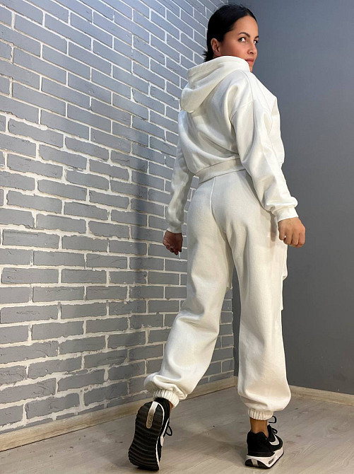 Костюм женский Quzen 478-480 короткое худи с капюшоном и брюки джоггеры на резинке флис белый, белый, M Киев - изображение 4