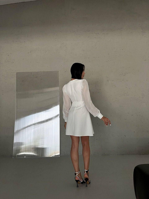 Жіноча елегантна сукня з асиметричним ефектним вирізом і шифоновими рукавами костюмка Білий, 44 Одеса - фото 5