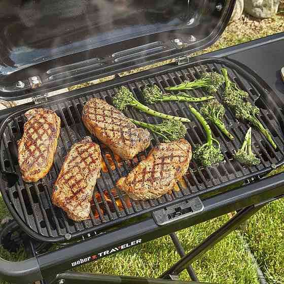 Портативний газовий гриль Weber Traveler 1501742 Код: 013798 Рівне