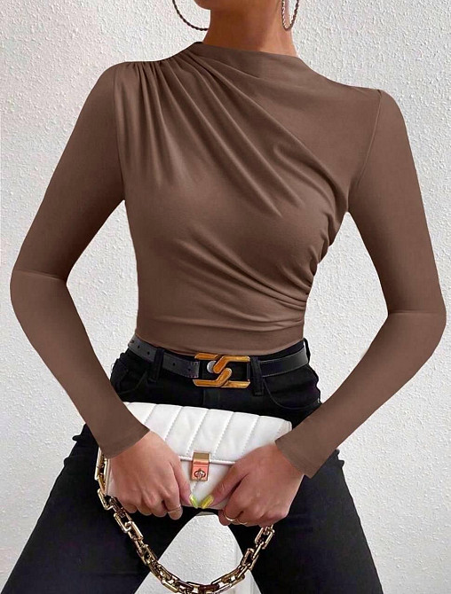 Женский базовый лонгслив с драпировкой микродайвинг Мокко, 42/44 Одесса - изображение 3