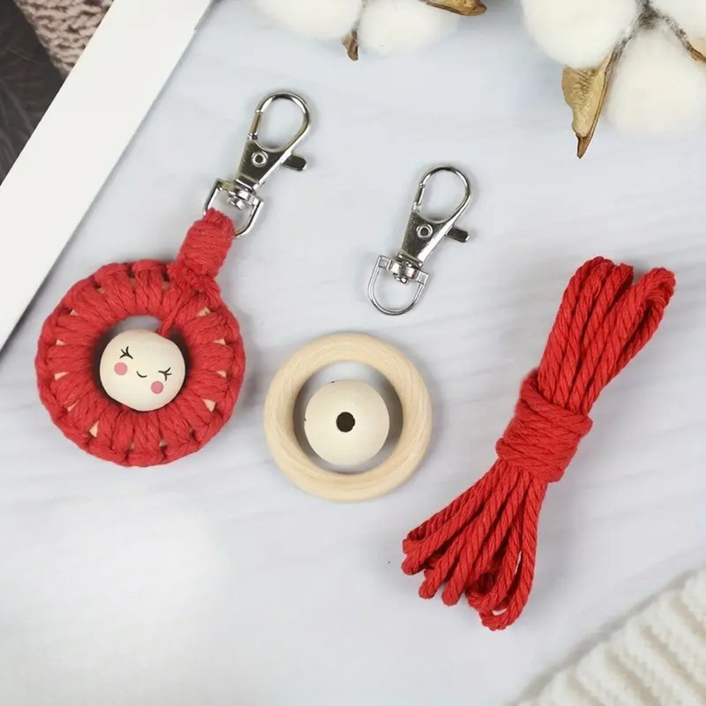 Набор макраме для творчества и ручного вязания брелока для ключей или аксессуаров 10х5см,красный Каменец-Подольский - изображение 1