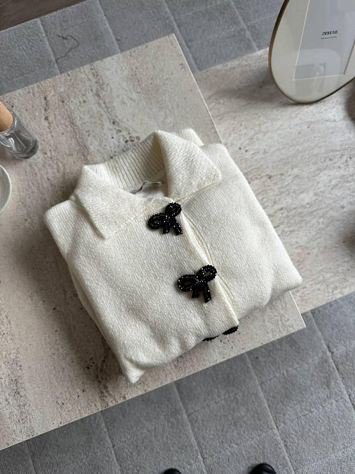 Женский укороченный кардиган с декоративными застежками в виде бантиков машинная вязка Молочный Одесса - изображение 8