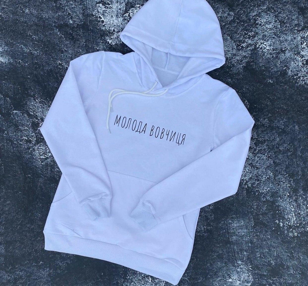 Женская толстовка с капюшоном и надписью Молода Вовчиця Черновцы - изображение 1
