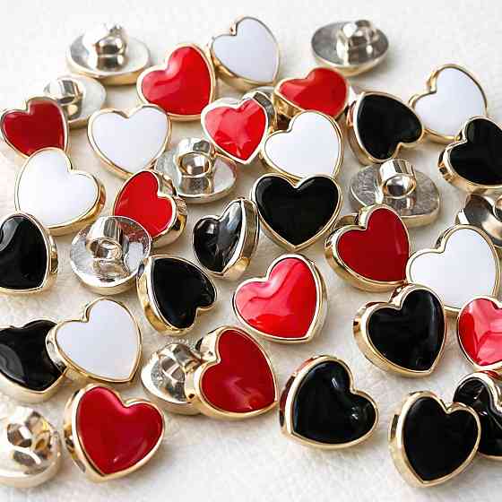 Пуговицы сердце микс 1.25 см набор 15 шт (черные, белые, красные) декоративные пластиковые пуговицы Киев