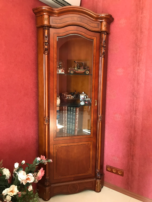 Угловая большая тумба витрина в зале Харьков - изображение 2