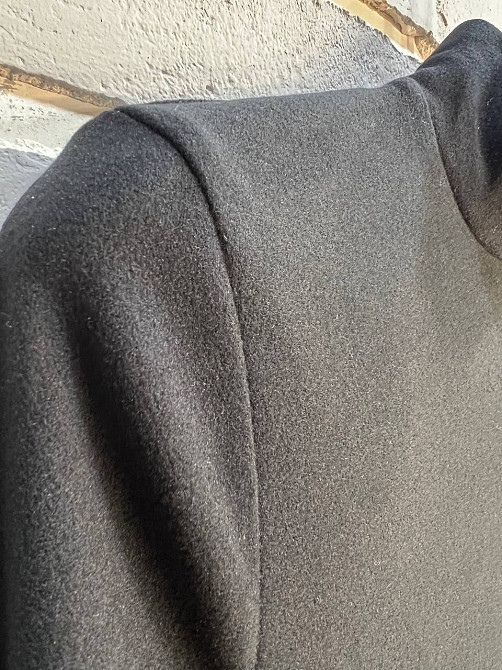 Платье женское Azuri 6542 силуэтное велюр воротник стойка черное, черный, L Киев - изображение 11