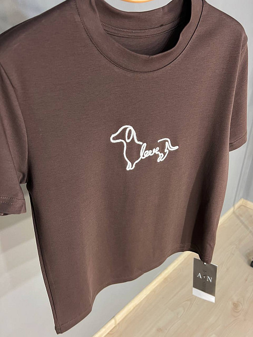 Футболка жіноча A-N 25195 однотонна базова з вишивкою собачки попереду середня довжина  one size, коричневий, one size Київ - фото 2