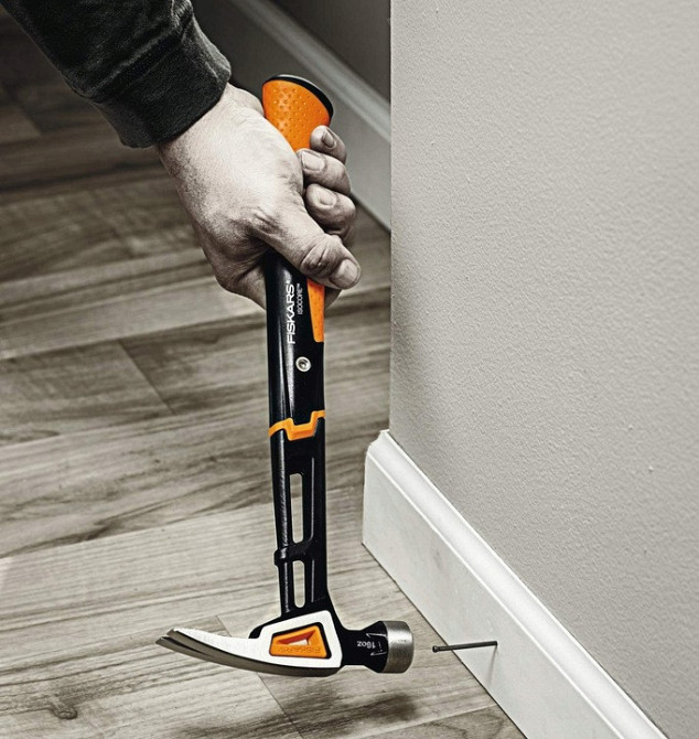 Универсальный Молоток - гвоздодер столярный Fiskars IsoCore (M) 16oz/13.5