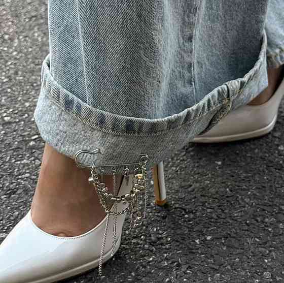 Брошка булавка з ланцюжками срібляста, декоративна шпилька на одяг, стильний аксесуар унісекс Київ